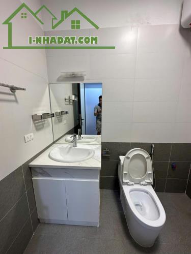 Nhượng lại nhà 40m2 , 5 tầng, mặt tiền 4 m . Rao 8,1 tỉ - 4