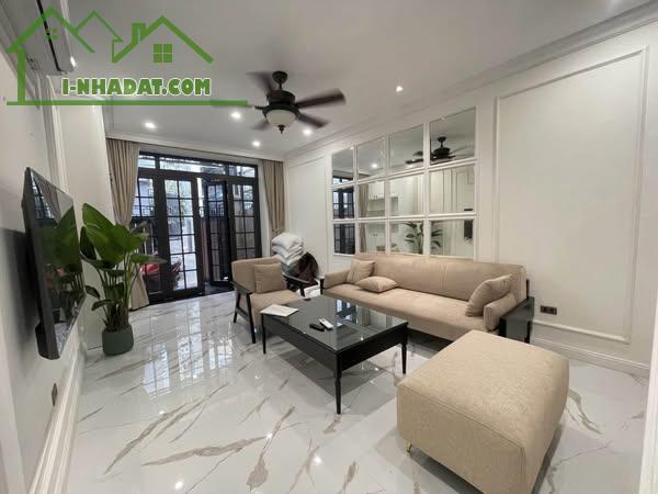 QUẬN 1 PHƯỜNG CẦU ÔNG LÃNH - BÁN NHÀ 4 TẦNG HẺM XE HƠI 4m THÔNG, NGAY CHỢ CẦU MUỐI