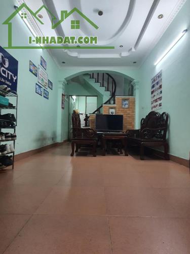 Nam Dư thông 649 Lĩnh Nam, cách 1 nhà ô tô 7 chỗ đỗ 30mx5t giá chỉ 5.6 tỷ.