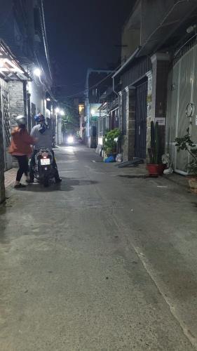 Bán nhà Hẻm xe hơi Đồng Đen, gần Công Viên Bàu Cát, DT: 7x16m, 2 Tầng - 6PN, 11.5 tỷ. - 2
