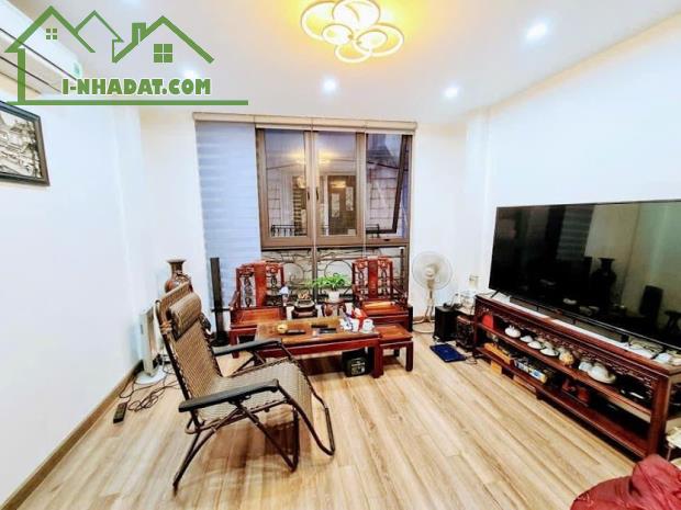 SỞ HỮU NGAY! Nhà 3 Tầng TRUNG TÂM Phúc Lợi - Ô Tô Đỗ Cổng, TIỆN ÍCH NGẬP TRÀN! GIÁ 3,XX TỶ
