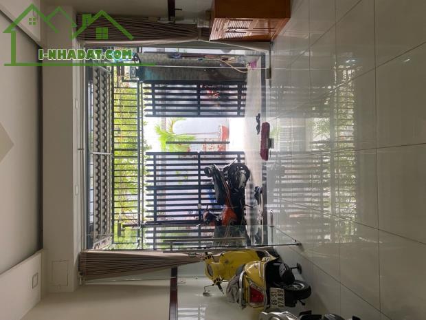 Bán gấp nhà đẹp ở ngay Trần Xuân Soạn, xe hơi ngủ nhà, 73m2, 4T, SHR, chỉ 10.9 Tỷ.