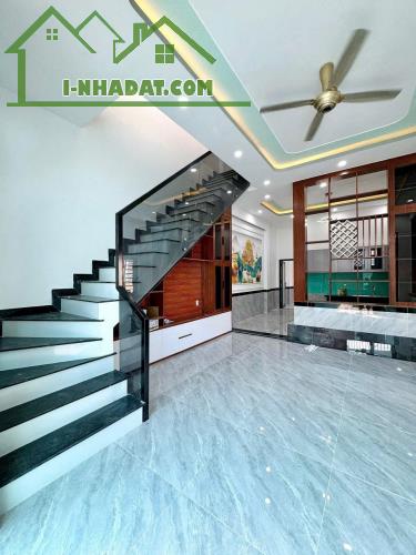 Nhà 1 lầu 1 trệt mới xây 2.35 tỷ/69 m2 gần trường học Tân Bửu