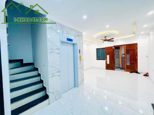Nhà xây mới cứng, 6 tầng Thang Máy vài bước ra Phố Vĩnh Phúc giá 7,5 tỷ