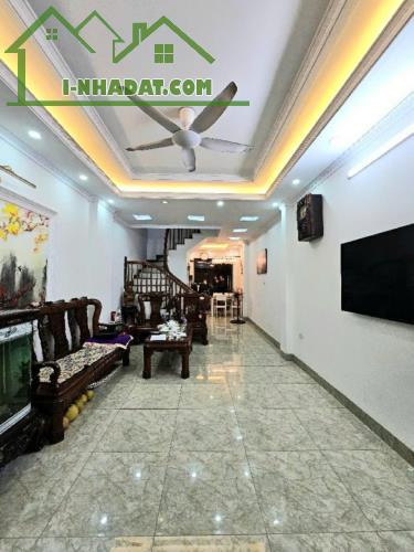 NHÀ ĐẸP NGÔ GIA TỰ LONG BIÊN, NGÕ Ô TÔ, GẦN PHỐ, DT RỘNG CÓ 6.X TỶ