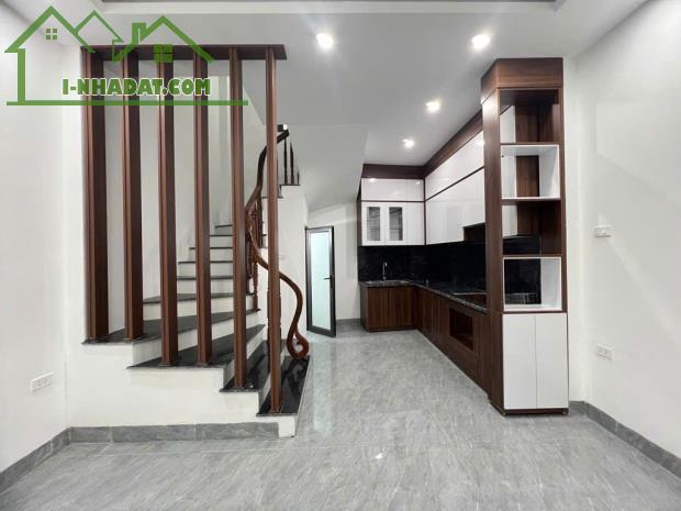 Bán Gấp Nhà Gia Quất , Long Biên 32m2, 5tầng , nhà mới , full nội thất - giá nhỉnh 4 tỷ
