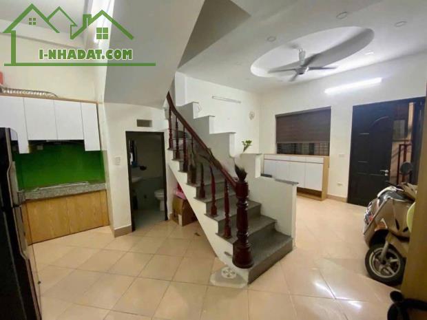 Cho thuê nhà Nguyễn Trãi, Thanh Xuân 4 tầng x 45m2, 4 ngủ, 13 Triệu ở hộ gia đình, Full đồ