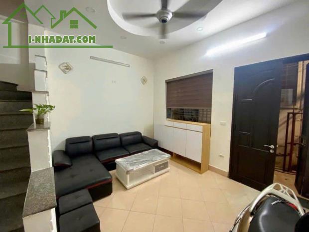 Cho thuê nhà Nguyễn Trãi, Thanh Xuân 4 tầng x 45m2, 4 ngủ, 13 Triệu ở hộ gia đình, Full đồ - 2