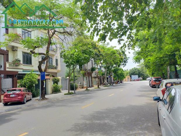 Bán nhà mặt phố Việt Hưng, 60m2, 5 tầng, gara, thang máy, 14 tỷ.
