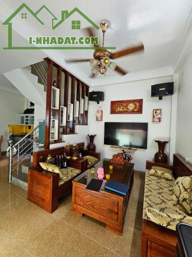 Bán nhà tự xây , kiên cố chắc chắn , siêu hiếm , 10m ra ô tô , gần chợ -Long Biên