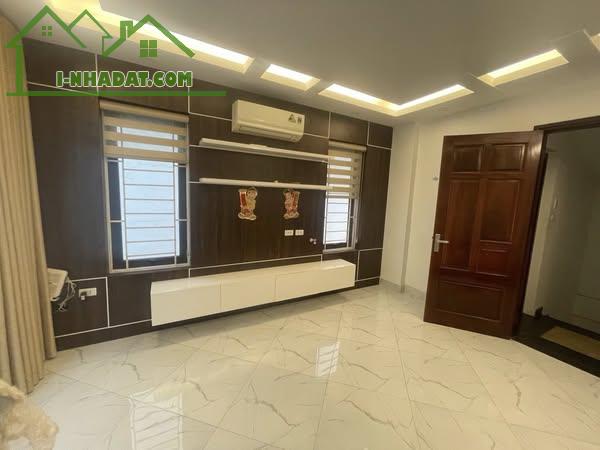 TRUNG TÂM HAI BÀ TRƯNG - NHÀ MỚI - LÔ
GÓC - NGÕ THÔNG - VỪA Ở VỪA KINH DOANH
Giá chỉ: - 2