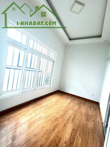 Bán nhà 2 thoáng Lạc Long Quân: 49m x 5 tầng, có sân thượng trồng rau - 2