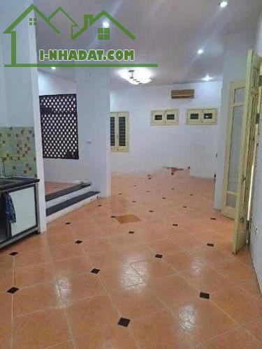 Cho thuê nhà nguyên căn ở Đê La Thành, Ba Đình 90m x 5T giá 25 triệu, ô tô đỗ cửa - 1