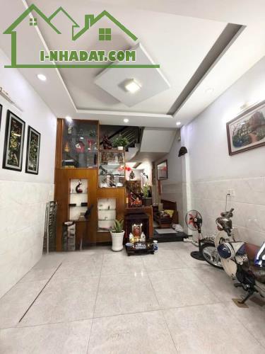 Tôi cần bán căn nhà Cách Mạng Tháng Tám, Diện tích 60m2, giá chào 5.8 tỷ