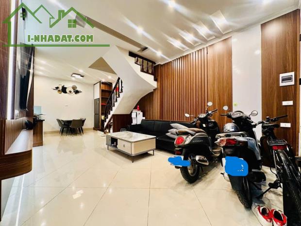 CỰC HIẾM BÁN NHÀ LÔ GÓC – Ô TÔ VÀO NHÀ – NGÕ THÔNG KINH DOANH – PHÂN LÔ VIP TRẦN KHÁT CHÂN