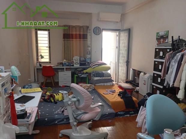 HƠN 8 TỶ, NHÀ NGUYỄN VĂN CỪ 40M, 4T, MT4M, Ô CHỜ THANG MÁY, 20M RA SÂN XE 45 CHỖ QUAY ĐẦU.