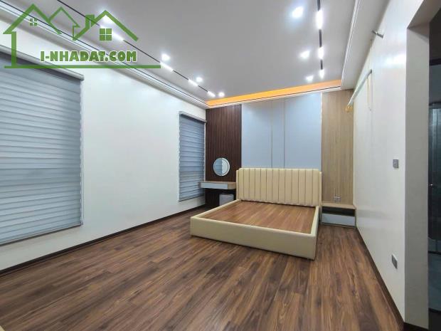 Bán nhà lô góc, mặt ngõ Giang Biên, Long Biên,ô tô, thang máy,49m2 6t mt 4.5m hơn 9 tỷ