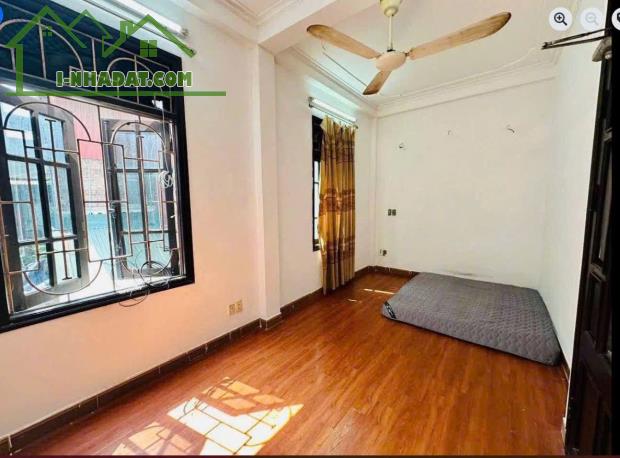 Cho thuê nhà 5 Phố Cảm Hội, 5 tầng x 25m2, 3 ngủ, 2 vệ sinh, 9 triệu KD on, ở gđ, nhóm 3 - 2