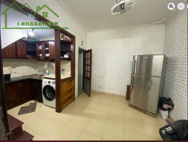Cho thuê nhà 5 Phố Cảm Hội, 5 tầng x 25m2, 3 ngủ, 2 vệ sinh, 9 triệu KD on, ở gđ, nhóm 3 - 3