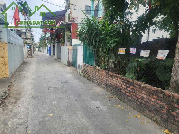 Mặt ngõ thông, gần phố, ô tô 7 chỗ vào nhà, khu dân trí cao, gần trường, chợ.