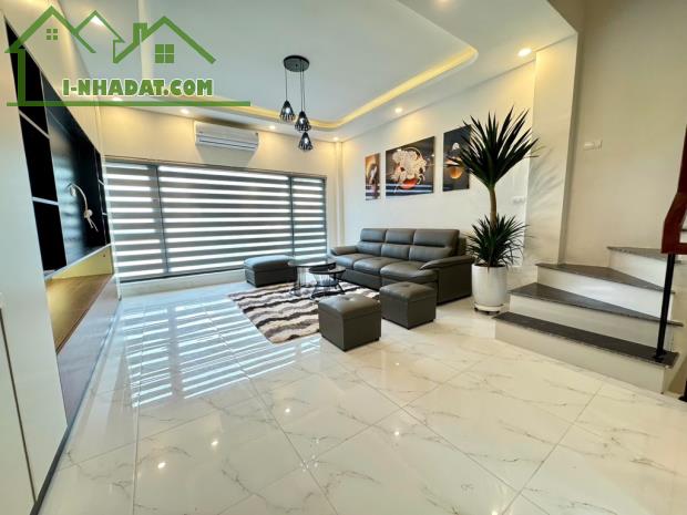 6 TẦNG THANG MÁY - PHỐ ĐÀM QUANG TRUNG - FULL NỘI THẤT - XE Ô TÔ 7 CHỖ NGỦ TRONG NHÀ - 3