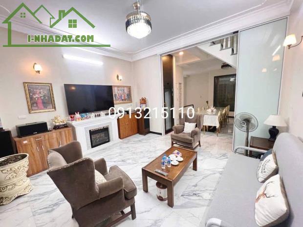 Bán Nhà đẹp bát khối DT 35M, MT 4M,ngõ thông,ô tô đỗ cửa. Nhỉnh 6 Tỷ + VỊ trí: Nhà nằm tại