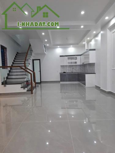 CĂN GÓC - 3 TẦNG - ĐỘC LẬP - Ô TÔ ĐỖ CỬA - TẠI ĐỒNG HOÀ - PHÁP LÝ ĐẦY ĐỦ