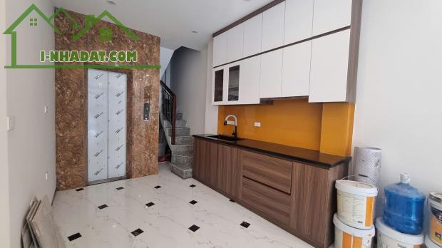 BÁN NHÀ TÔN ĐỨC THẮNG ĐỐNG ĐA 40m 6T Mt 3.5m GIÁ 8 TỶ THANG MÁY NGÕ THÔNG KINH DOANH.