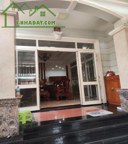 Bán nhà MT ngộp, xe hơi đỗ cửa ĐS 38, Hiệp Bình Chánh, Thủ Đức, 151m2, 3 tầng