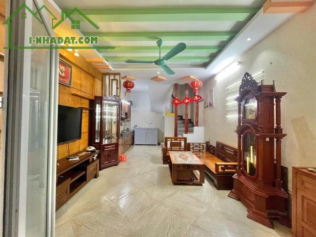 NHÀ MỚI ĐẸP – 5 TẦNG – NGÕ NÔNG THOÁNG – Ô TÔ ĐỖ CỔNG – GẦN HỒ – TRUNG TÂM GIANG BIÊN