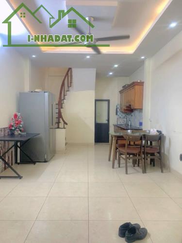 NHÀ ĐẸP LONG LANH-NỘI THẤT ĐẦY ĐỦ, NGÕ THÔNG TỨ TUNG, GẦN CHỢ, GẦN TRƯỜNG-DT 35M*5 TẦNG