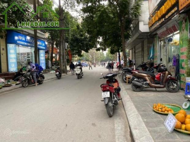 Bán Đất Hiếm 28 Xuân La - 353m2 x MT 25m - Lô góc - Ngõ thông oto tránh - 5 bước ra Phố - 3