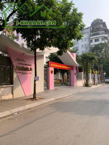 Bán Đất Hiếm 28 Xuân La - 353m2 x MT 25m - Lô góc - Ngõ thông oto tránh - 5 bước ra Phố - 4