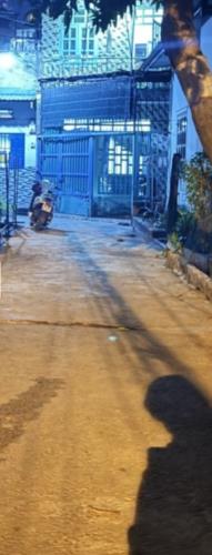 🔥Cần bán cho A/c đầu tư. Chỉ 4tỷ25. Gồm 3 phòng trọ+1 nhà trệt+gác. Đang có dòng tiền 9tr - 1