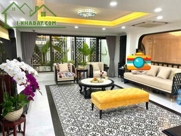 Bán nhà Nghi Tàm, Tây Hồ 100m2, 5T, mặt tiền 9m nhà cực chất nội thất tiền tỷ gần Hồ Tây