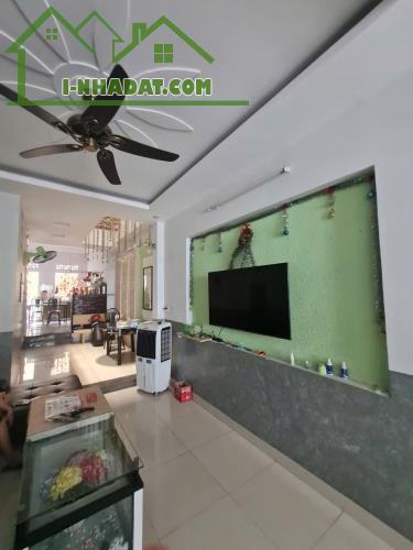 Bán nhà 3 tầng mặt tiền đường Mê Linh. Khu bàn cờ Nha Trang. Gần biển giá chỉ 9,5 tỷ - 2