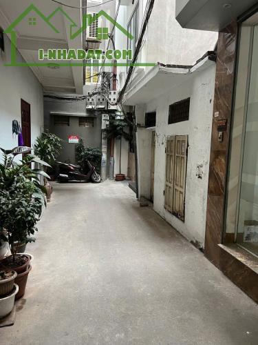 BÁN NHÀ DÂN XÂY, TRUNG TÂM NGỌC LÂM 40M, 4T, MT3.8M, Ô CHỜ THANG MÁY, CÁCH 15M Ô TÔ TRÁNH.