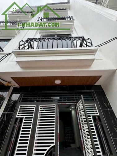 Bán nhà 4Tx33m2 giá 2tỷ7 ô tô đỗ cổng, thiết kế hiện đại , phong cách châu âu