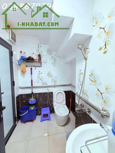 "Bán Biệt Thự Bình Tân 5 lầu , 168m2 , 5PN 
master , thang máy , ngang 12m ,22 tỷ - 4