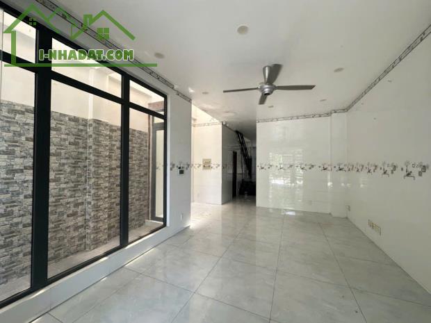 Nhà 3 tầng xây tâm huyết – hẻm tải tránh - Thạnh Lộc Quận 12 – ngang 5m – giá 5.7 tỷ
