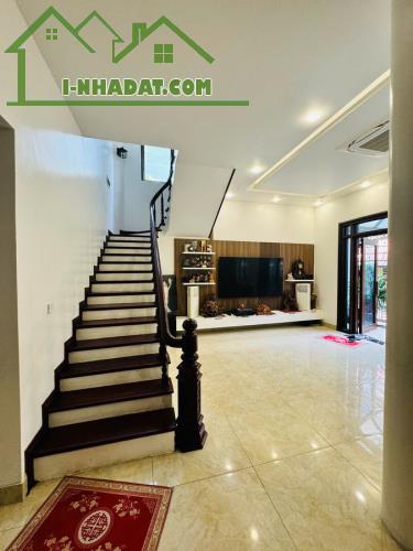 Bán gấp biệt thự , sân vườn Ngọc Thuỵ MT12m DT200m giá 25 tỷ - 1