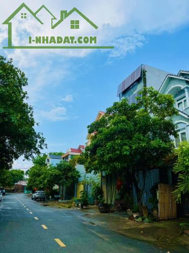 NHÀ MẶT TIỀN TTHC DĨ AN - 122M2 - 4 TẦNG - 5PN - NHỈNH 9TY