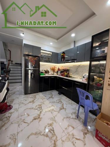 QUẬN 8 NGAY CẦU CHÀ VÀ KẾ QUẬN 5 - DT GẦN 60M2 CN ĐỦ - NỞ HẬU TÀI LỘC - HẺM THÔNG - 5.4 TỶ - 1