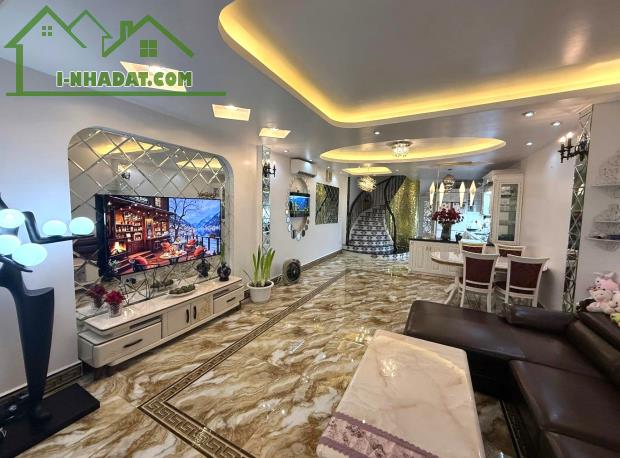 BÁN NHÀ LÔ GÓC 3 MẶT THOÁNG PHỐ VĨNH PHÚC - 72M2- 4 TẦNG - 4.8M MẶT TIỀN - 17.5 TỶ - VIP !