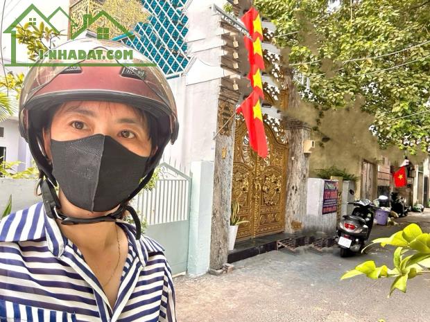 BÁN CHDV QUẬN 4- GỒM 6 TẦNG- GẦN TRƯỜNG HỌC NGUYỄN TẤT THÀNH.