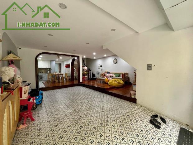 Bán Nhà Phân Lô Cầu Giấy Ô Tô Tránh, Gần Phố 2 Mặt Tiền Siêu Hiếm, DT 101M Giá 34Tỷ. - 1