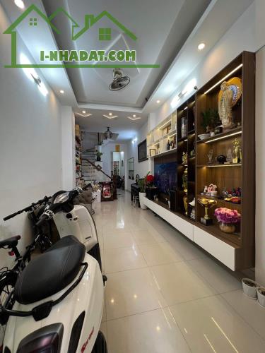 HƠN 8 TỶ NHÀ PHÚ NHUẬN - XE HƠI ĐỖ CỬA - SÁT MẶT TIỀN - 48M2 3 TẦNG SÂN THƯỢNG RẤT ĐẸP