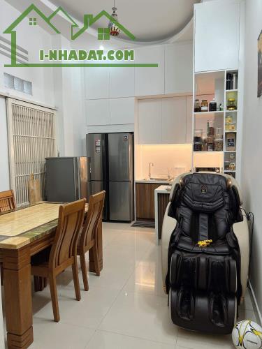 HƠN 8 TỶ NHÀ PHÚ NHUẬN - XE HƠI ĐỖ CỬA - SÁT MẶT TIỀN - 48M2 3 TẦNG SÂN THƯỢNG RẤT ĐẸP - 1