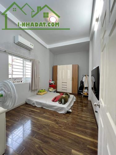HƠN 8 TỶ NHÀ PHÚ NHUẬN - XE HƠI ĐỖ CỬA - SÁT MẶT TIỀN - 48M2 3 TẦNG SÂN THƯỢNG RẤT ĐẸP - 3