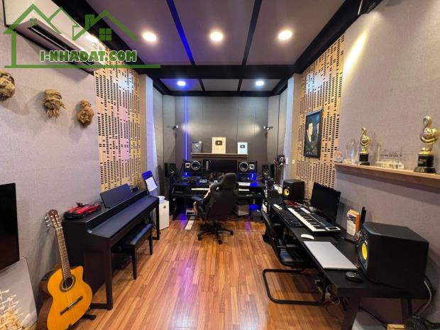 HƠN 8 TỶ NHÀ PHÚ NHUẬN - XE HƠI ĐỖ CỬA - SÁT MẶT TIỀN - 48M2 3 TẦNG SÂN THƯỢNG RẤT ĐẸP - 4